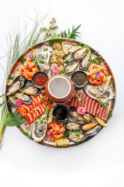 tavă cu feluri de mâncare